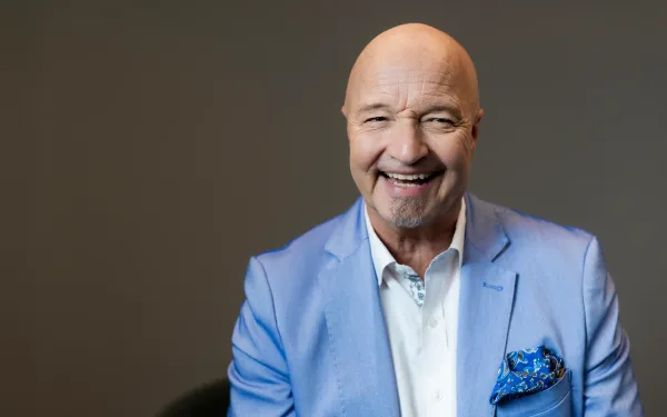 Gedächtnistrainer Gregor Staub lacht herzlich in die Kamera