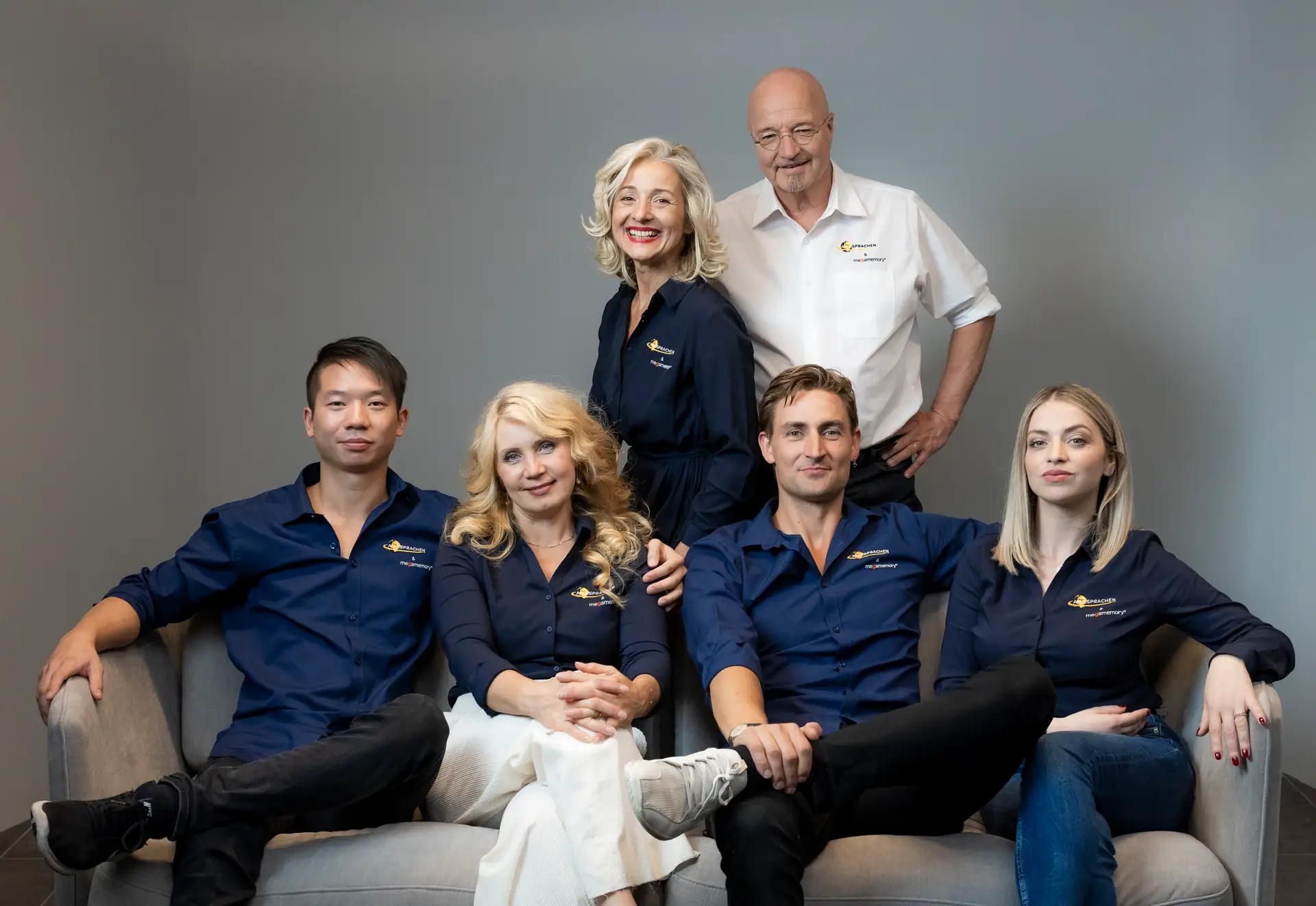 Das megaSPRACHEN-Team um Gregor Staub und Ljubica Negovec im Fotostudio