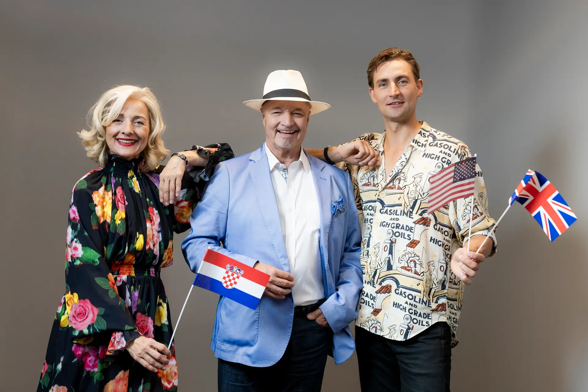 Ljubica Negovec, Gregor Staub und Alex Turner halten Länderflaggen der megaSPRACHEN-Kurse in den Händen
